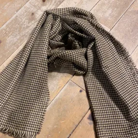 Catherine Lillywhite's stylish houndstooth scarf